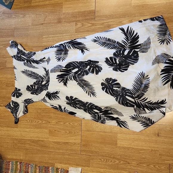 Old Navy Dresses & Skirts - Old Navy palm leaf smocked dress sz small